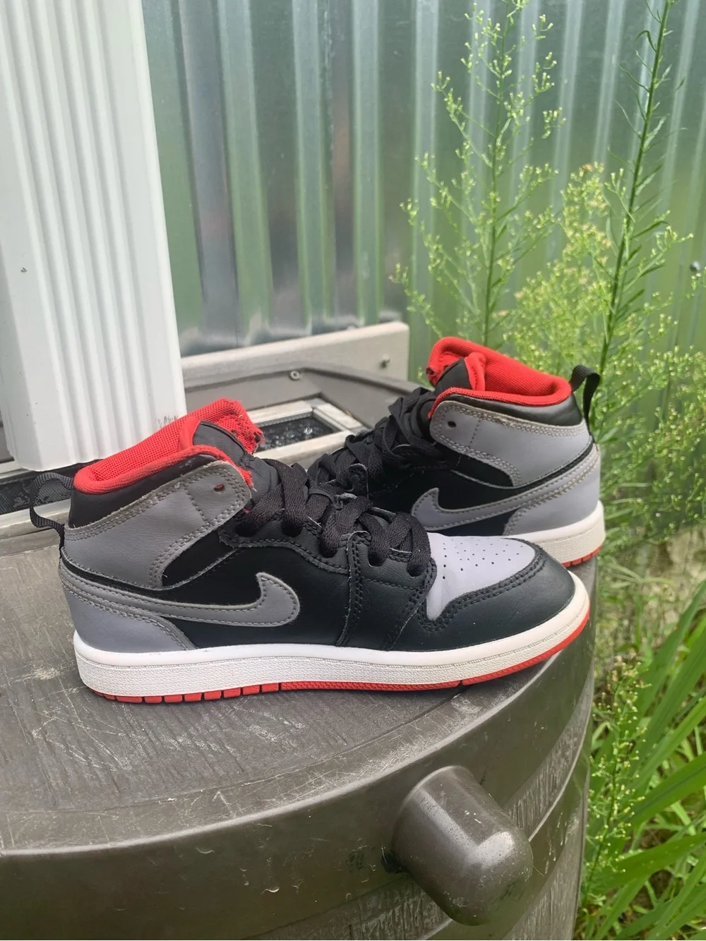 Kids Nike Jordan 1 Mid-Top Sneakers in Black, Gray and Red Size 1Y Nike 8424-006